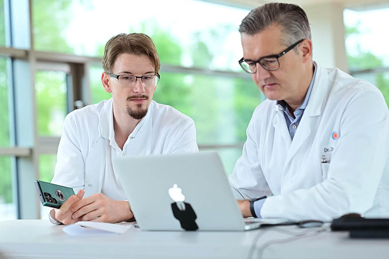 Dr. Tröger & Dr. Dr. Vag bei der Tumorkonferenz