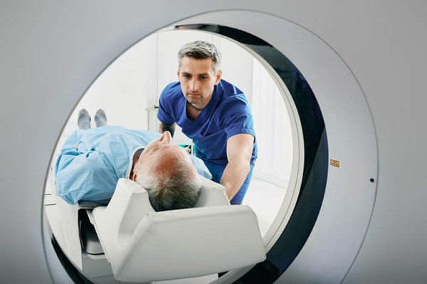 Mann wird in den MRT gebracht