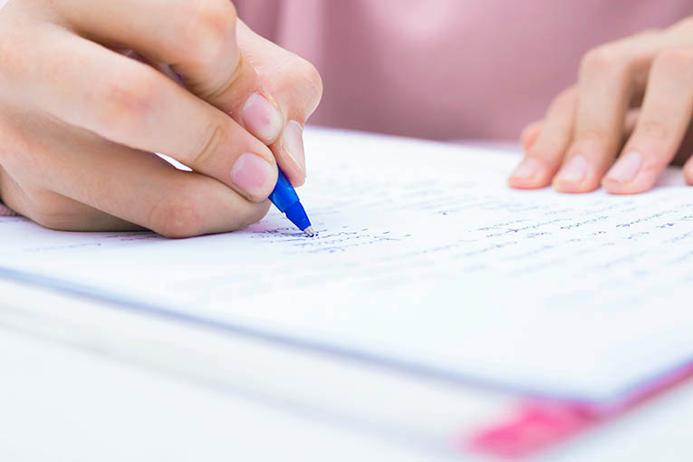 Frau schreibt Miktionstagebuch