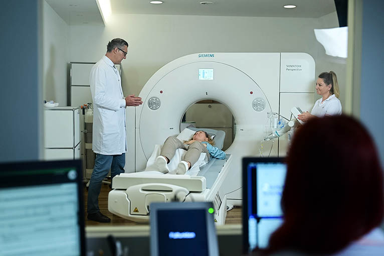 Patientin wird für den MRT vorbereitet