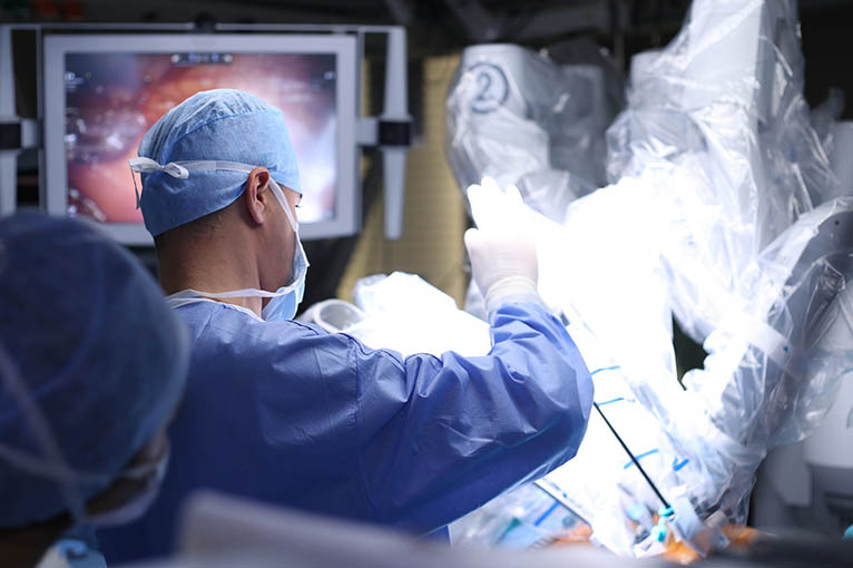 Operateur mit DaVinci Roboter