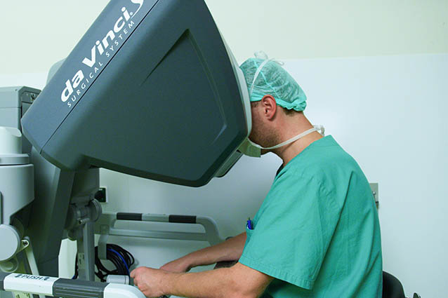 Arzt an der DaVinci OP Roboter Konsole