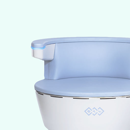 Frau die auf dem Emsella Pelvic Trainer sitzt