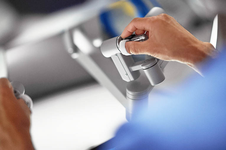 Operateurin mit DaVinci Roboter Closeup