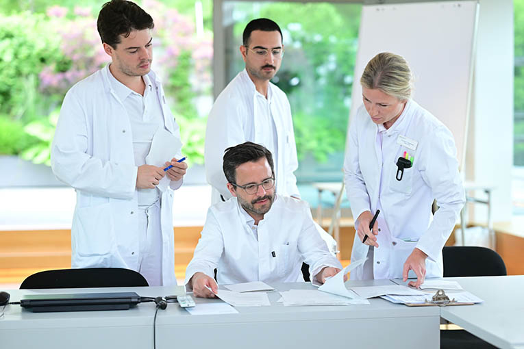Interdisziplinäres Team aus 4 Ärzt:innen