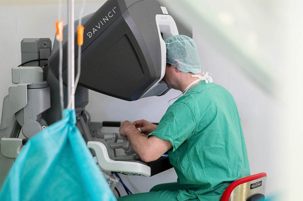 Retroperitoneale Lymphadenektomie Operateur an Da Vinci Konsole