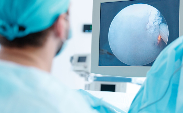 Arzt schaut auf einen Bildschirm während einer TUR-B Operation