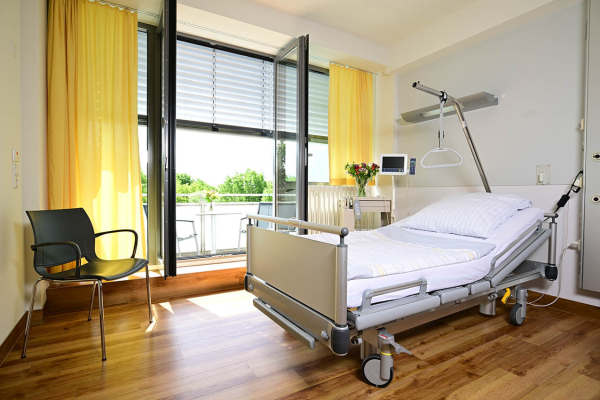 Pflegefachfrau der Urologie Planegg mit einem Patienten der stationär behandelt wird
