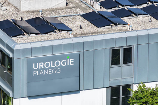 Solarpanele auf dem Klinikgebäude