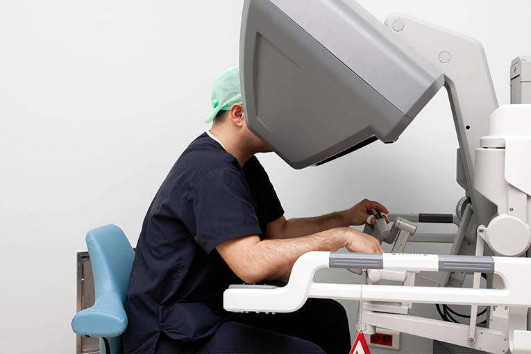 Operateur an der DaVinci Konsole