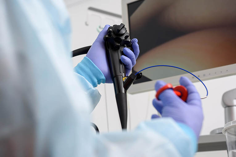 Arzt hält Ureterorenoskop