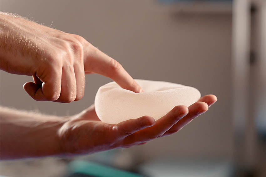 Hand mit Implantat