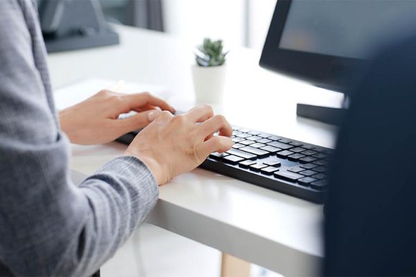 Hände mit Tastatur