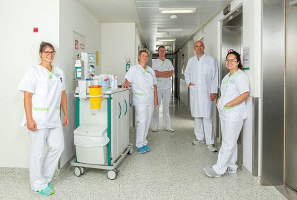 Pflegefachfrau der Urologie Planegg mit einem Patienten der stationär behandelt wird