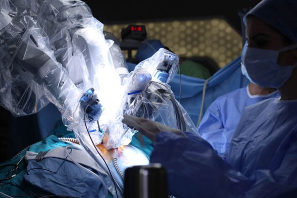 Operateurin mit DaVinci Roboter