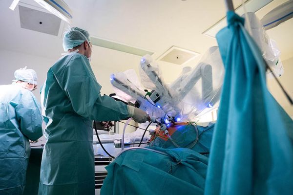 Operateur der Urologischen Klinik bei der Nierentumorchirurgie mit dem DaVinci OP Roboter