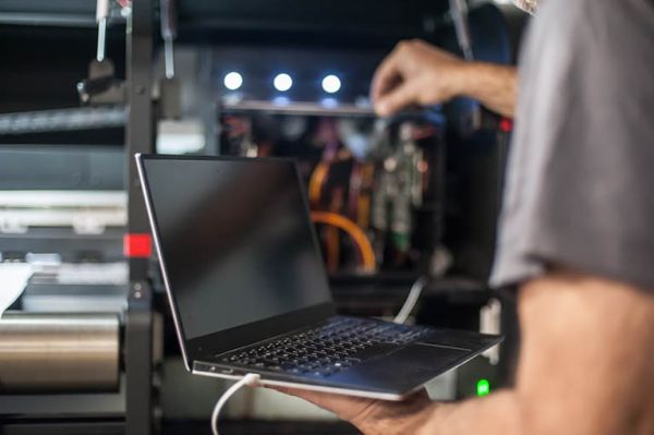 Hände mit Tastatur