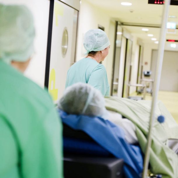 OP- und Anästhesiepflege Mitarbeiter mit Patienten