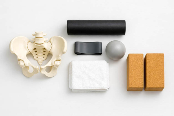Blasenfunktionsstörungen Therapie Symbolbild - Beckenbodenmodell mit Physio Requisiten