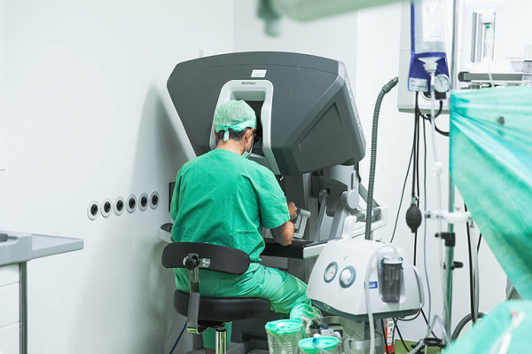 Arzt an der DaVinci Konsole