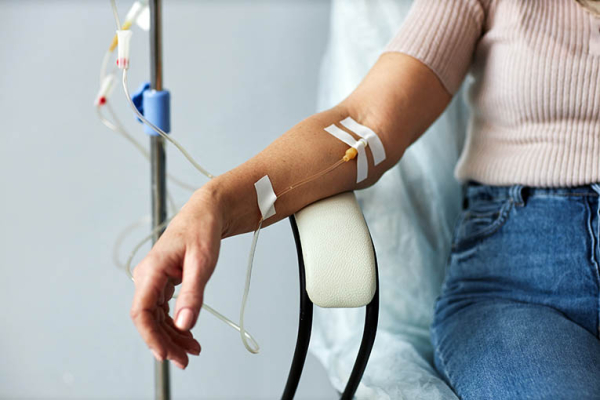 Frau bei medikamentöser Tumortherapie