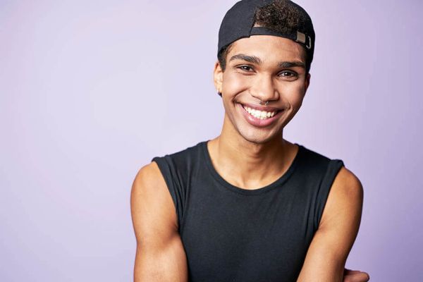 Portrait-junger trans Mann