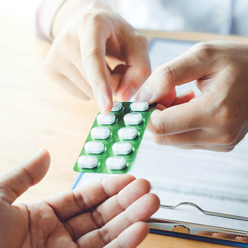 Hände mit Tablettenblister