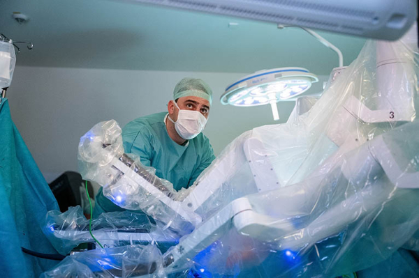 Operateur der Urologie Planegg im OP mit DaVinci OP Roboter