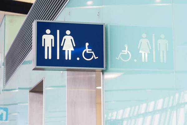 Symbolbild-Toilettenschild mit Icons