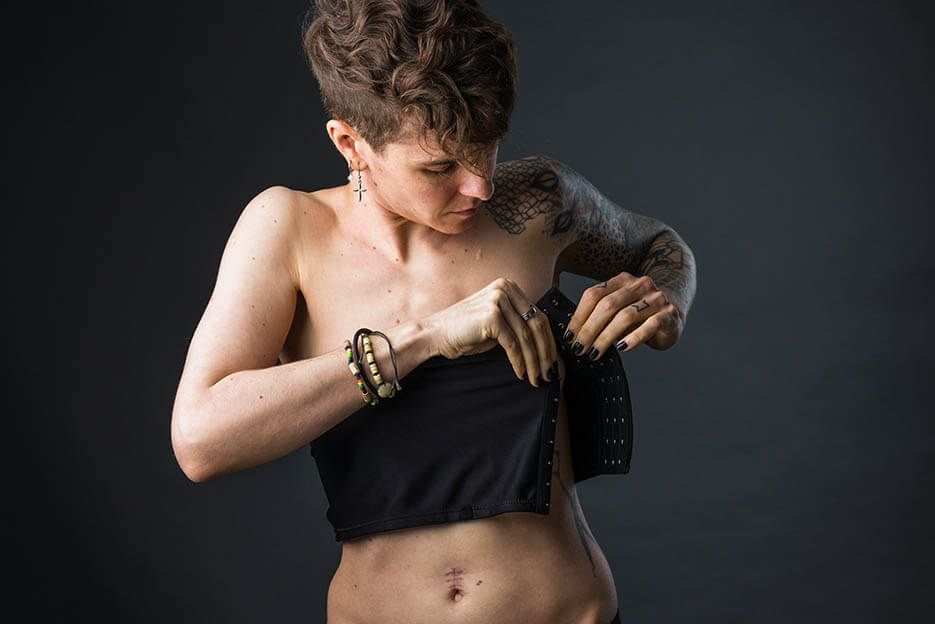 junger trans Mann nach Mastektomie