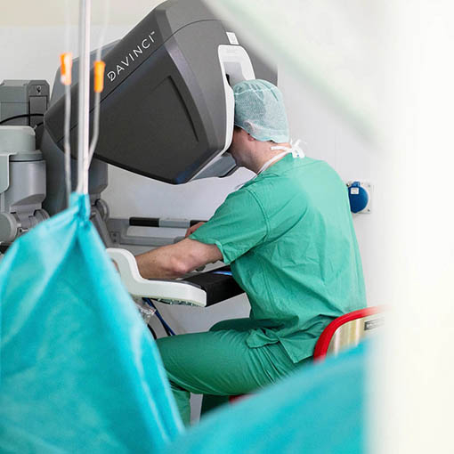 Prof. Kriegmair an der DaVinci Konsole