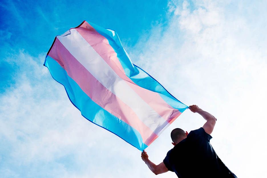 Mensch mit Transgenderflagge