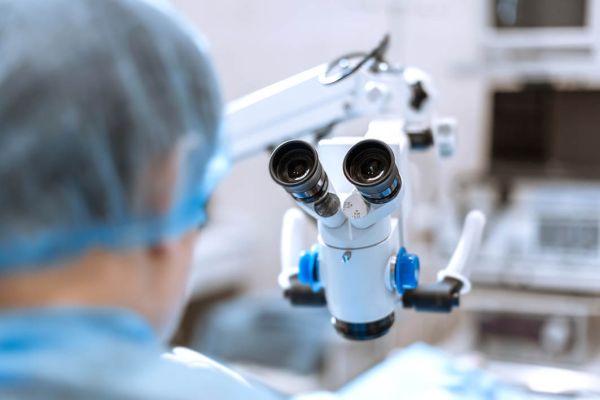 Operateur mit OP Mikroskop