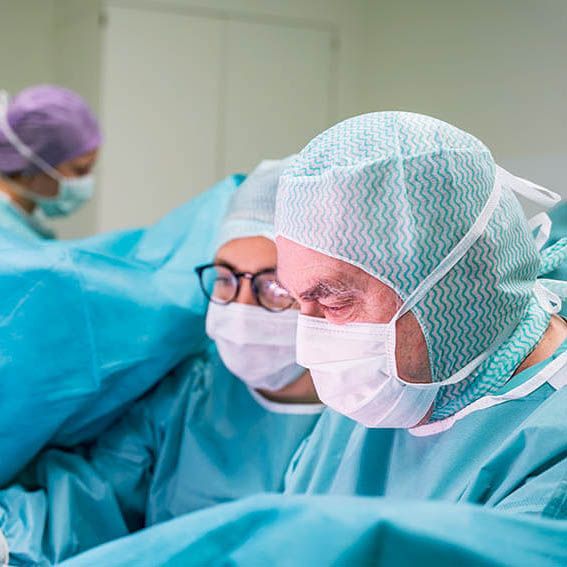 Dr. Liedl bei einer Vaginoplastik