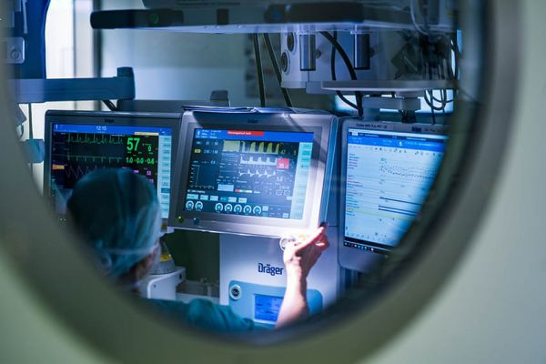 Arbeitsplatz der Anästhesie - Dr. Meyer-Bender überwacht Monitore
