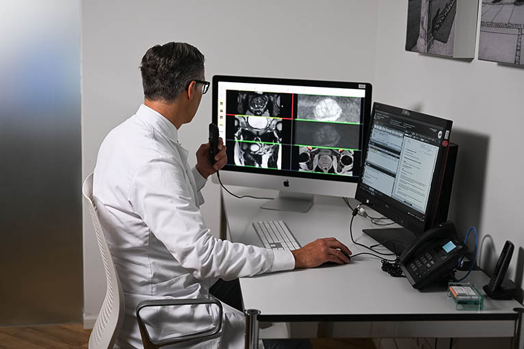 Dr. Dr. Vag bei der Diagnostik