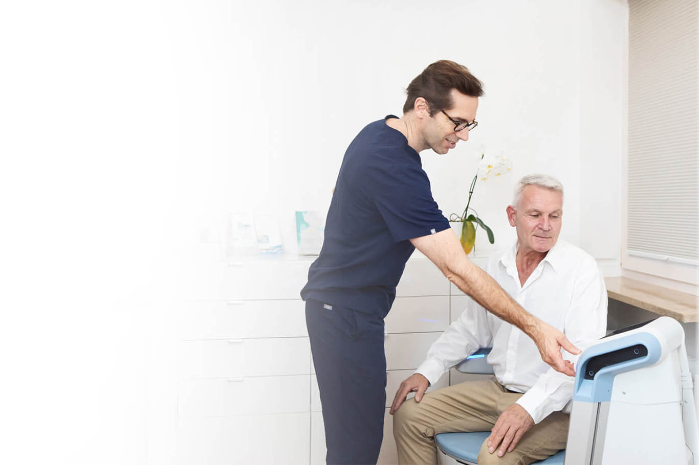 Patient und Arzt mit Emsella Stuhl