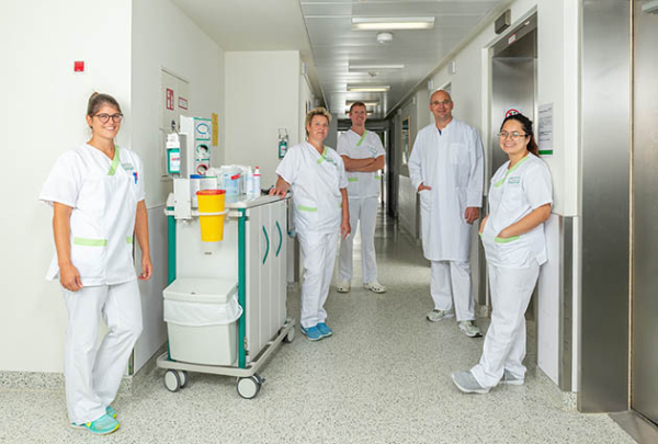 Pflegefachfrau der Urologie Planegg mit einem Patienten der stationär behandelt wird