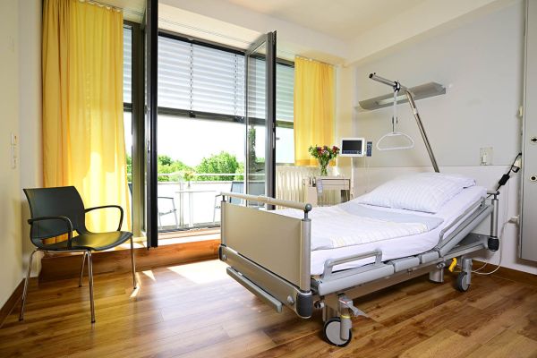 Pflegefachfrau der Urologie Planegg mit einem Patienten der stationär behandelt wird