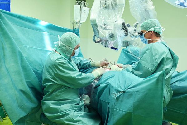 Ärzte des Zentrums für rekonstruktive Urogenitalchirurgie bei einer OP