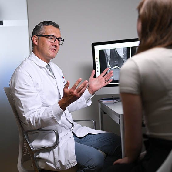 Dr. Dr. Vag im Gespräch mit Patientin