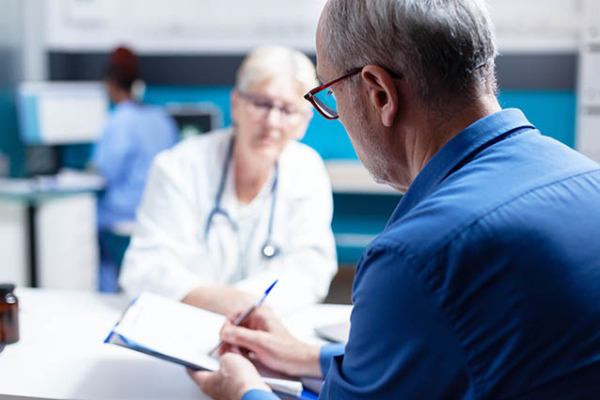 Pflegefachfrau der Urologie Planegg mit einem Patienten der stationär behandelt wird